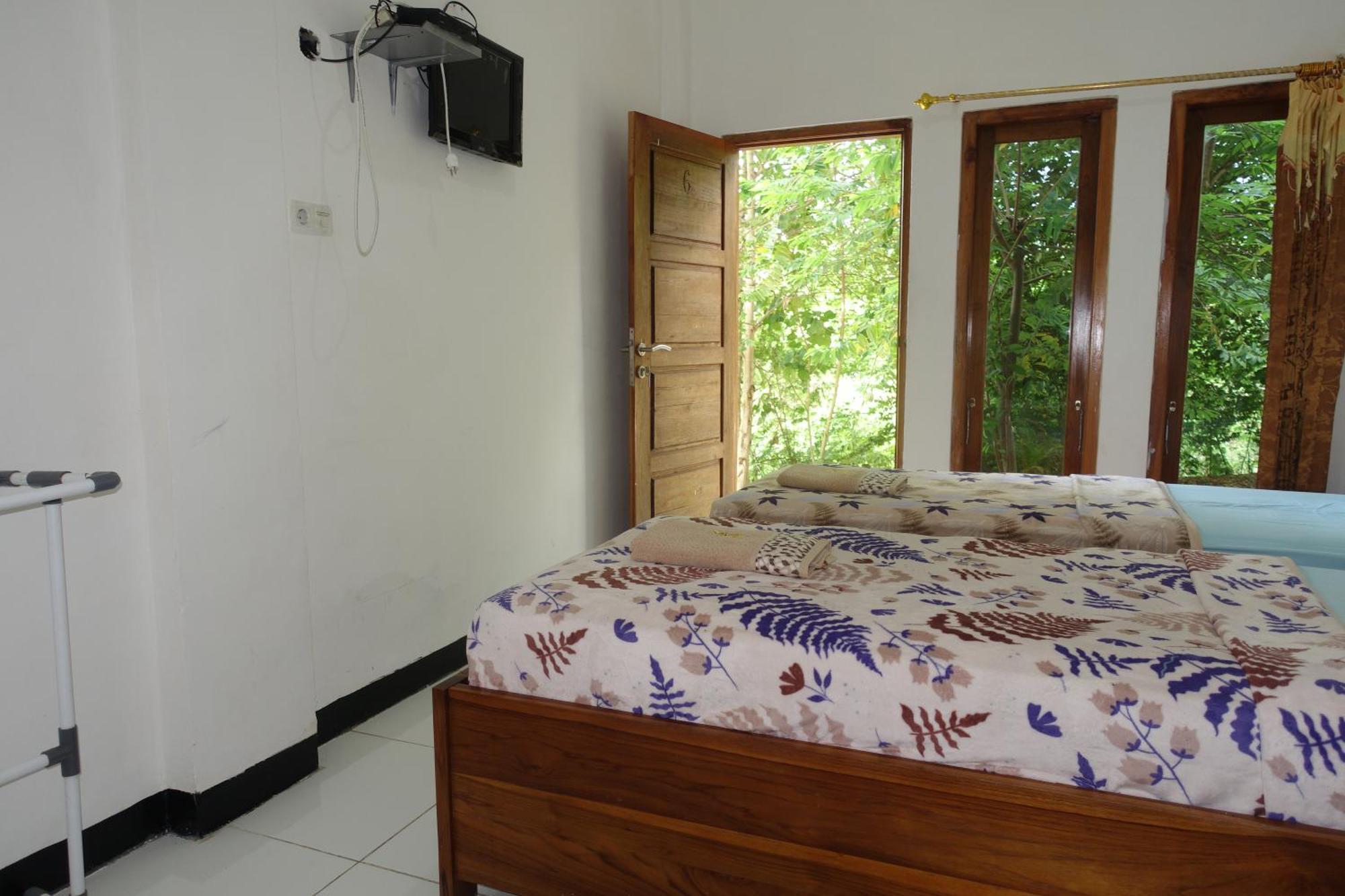 Tarsan Homestay Labuan Bajo Exterior photo