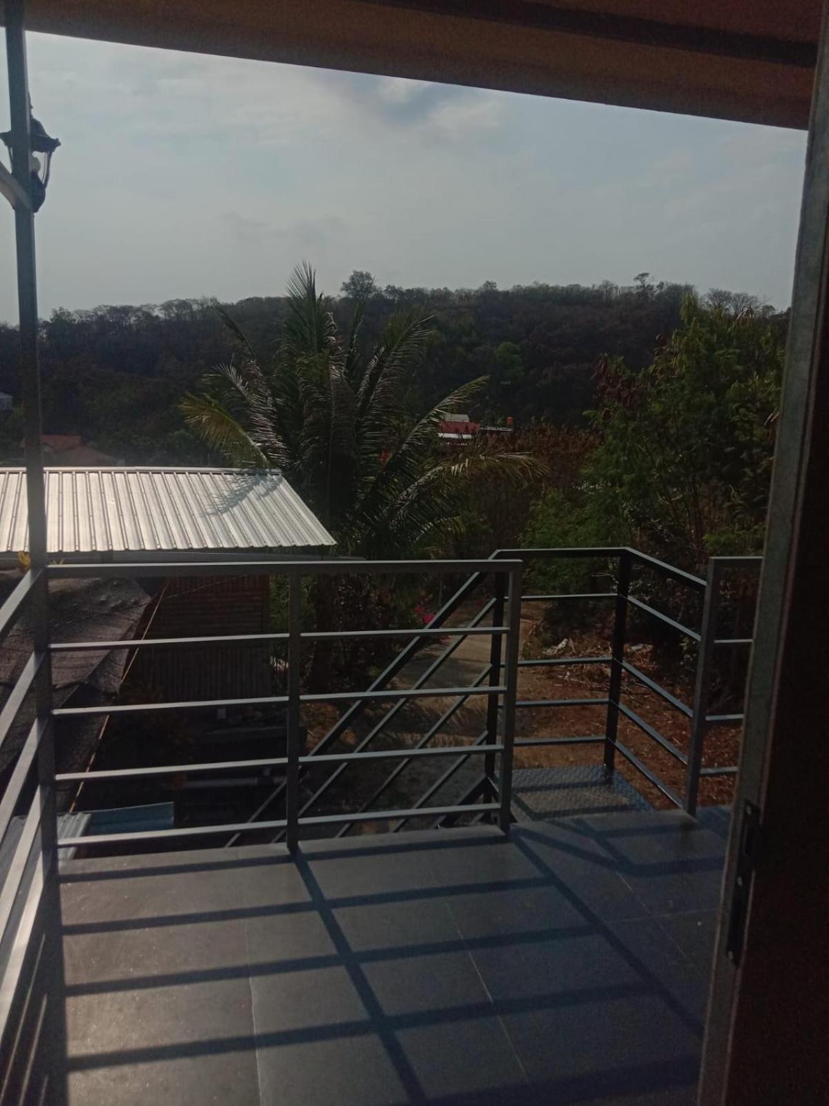 Tarsan Homestay Labuan Bajo Exterior photo