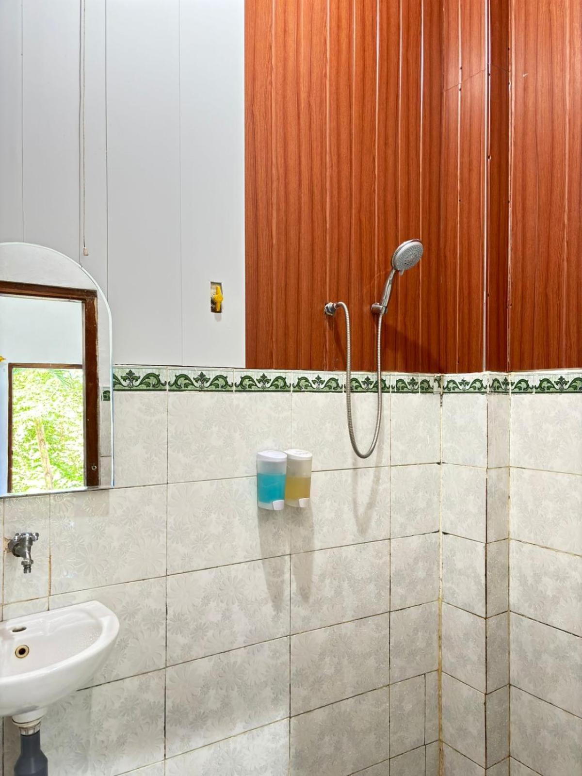 Tarsan Homestay Labuan Bajo Exterior photo
